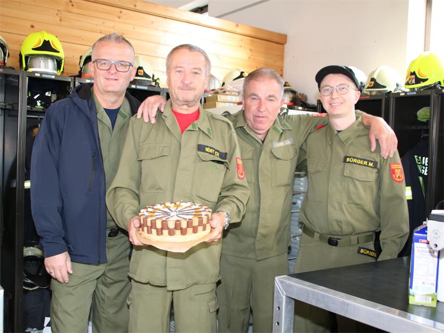 Die Feuerwehr mit Robert Bürger, Christian Nöst, Christoph Flamm und Matthias Bürger hatten auch himmlische Torten für die Gäste im Angebot.