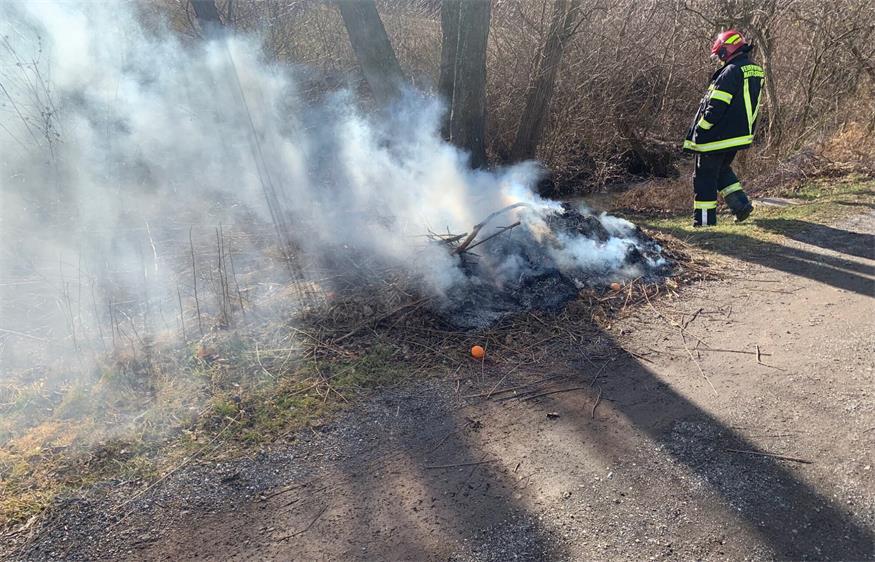 Die Feuerwehr musste den brennenden Haufen löschen.