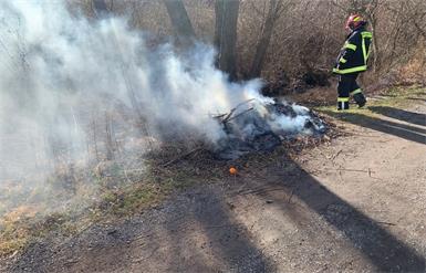 Die Feuerwehr musste den brennenden Haufen löschen.
