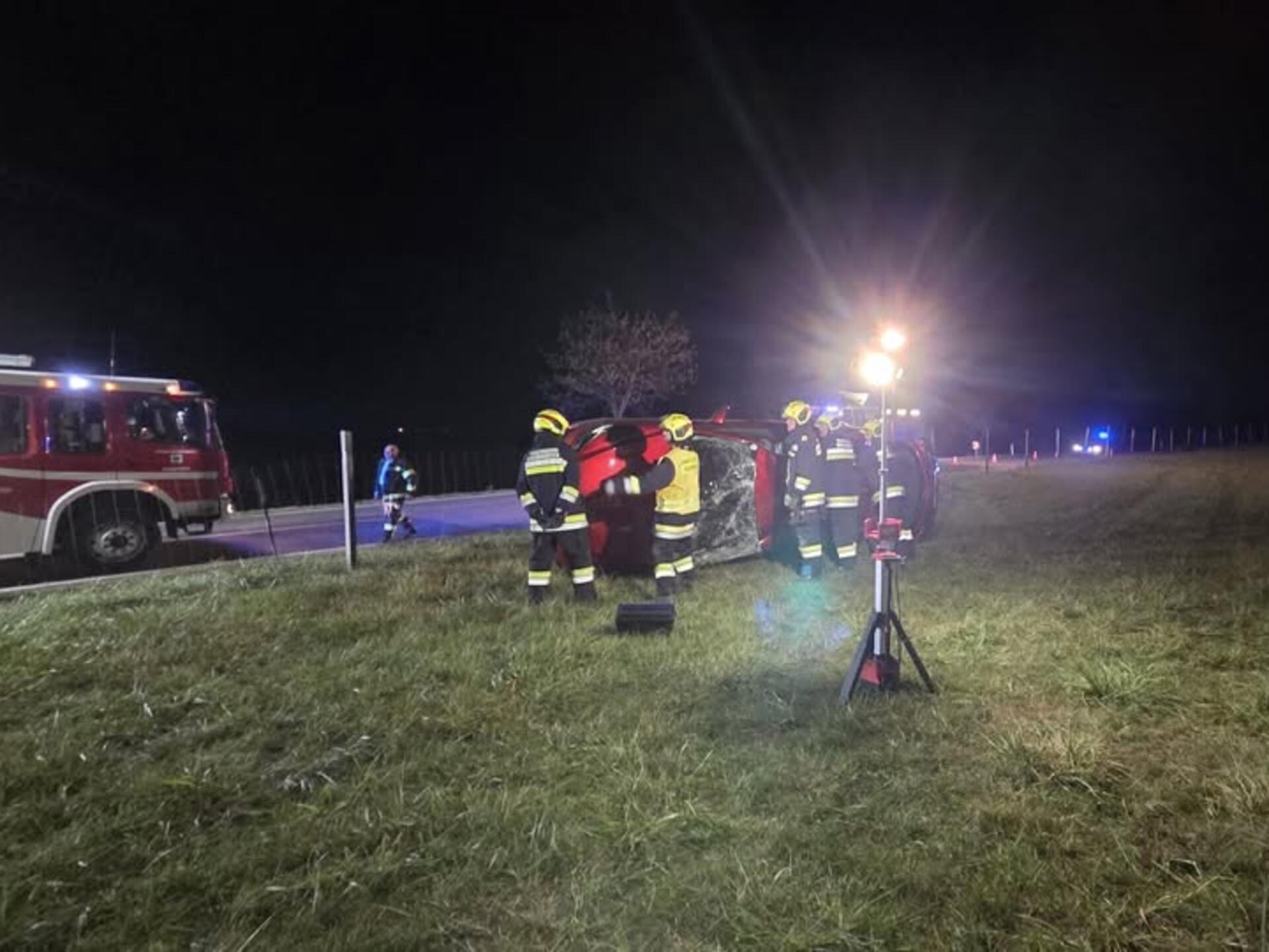 Die Feuerwehr musste nachts ausrücken, um bei den Aufräumarbeiten nach dem Unfall zu helfen.