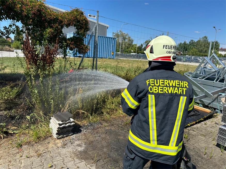 Die Feuerwehr nahm noch Nachlöscharbeiten vor. 