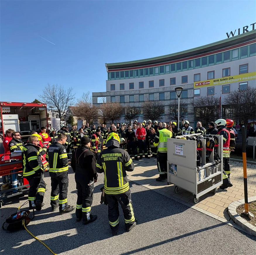 Die Feuerwehr war am Samstagvormittag wegen eines Feuers in der Wirtschaftskammer in Eisenstadt mit einem Großaufgebot im Einsatz.