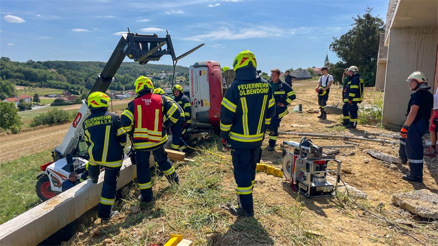 Die Feuerwehren Oberdorf, Rotenturm an der Pinka und Olbendorf rückten mit rund 40 Einsatzkräften zur Baustelle aus. 