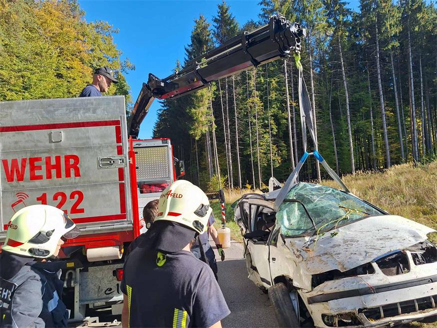 Die Feuerwehren sorgten für einen gesicherten Abtransport des Unfallfahrzeuges. 