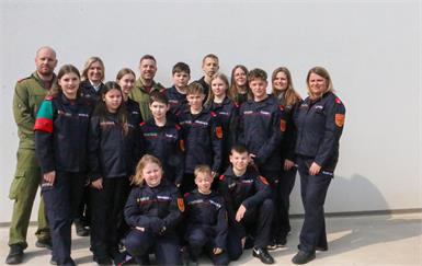 Die Feuerwehrjugend der Freiwilligen Feuerwehr Lackenbach rund um Kommandant Manuel Grund beim diesjährigen Wissenstest mit Bezirksjugendreferentin Barbara Wessely.