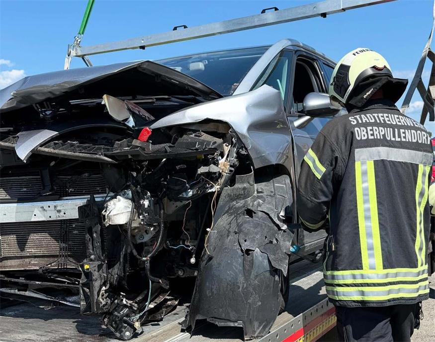 Die Feuerwehrkameraden kümmerten sich um die Bergung der Unfallfahrzeuge.