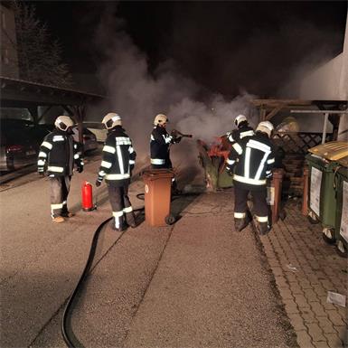 Die Feuerwehrleute löschten den Brand bei dem Altpapiersammel-Container.