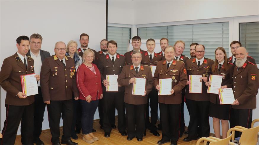 Die Feuerwehrmänner und -Frauen, die bei den Unwetter-Einsätzen im September mitgeholfen hatten, wurden bei der Jahreshauptdienstbesprechung ausgezeichnet.