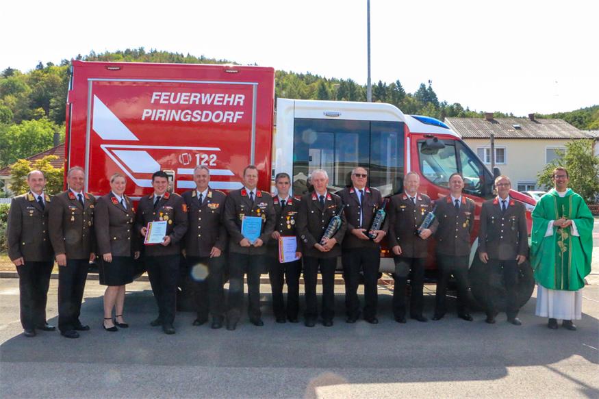 Die Feuerwehrmitglieder der Freiwilligen Feuerwehr Piringsdorf rund um ihren Kommandanten Dietmar Weidinger feierten mit ihren Ehrengästen und allen Besucherinnen und Besuchern ihre Feuerwehrfest.