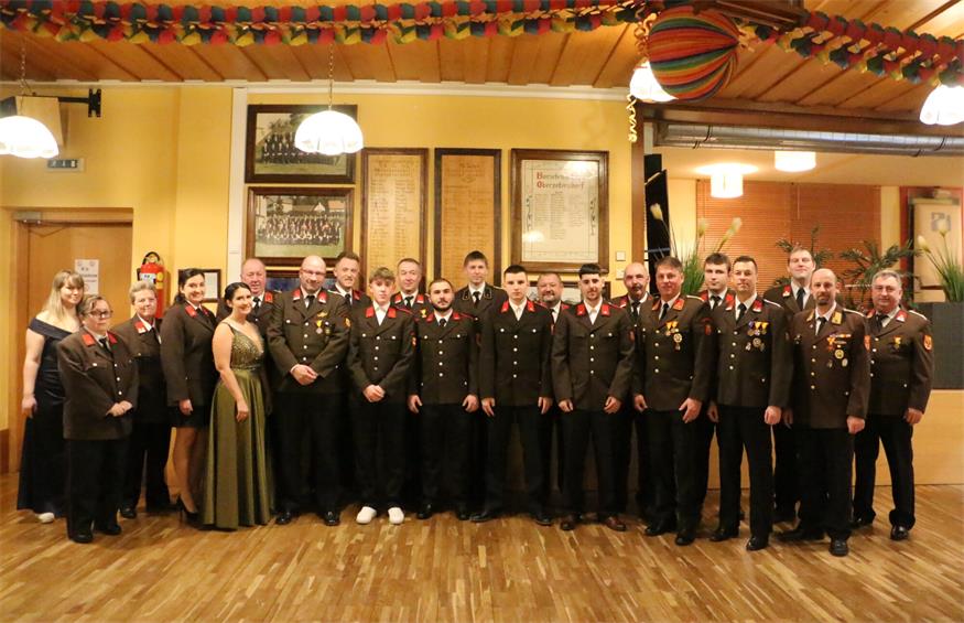 Die Feuerwehrmitglieder der Freiwilligen Feuerwehr Oberpetersdorf rund um Kommandant Gerald Wildzeiss und und Kommandant-Stellvertreter Manfred Schöll beim diesjährigen Feuerwehrball.