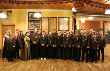 Die Feuerwehrmitglieder der Freiwilligen Feuerwehr Oberpetersdorf rund um Kommandant Gerald Wildzeiss und und Kommandant-Stellvertreter Manfred Schöll beim diesjährigen Feuerwehrball.