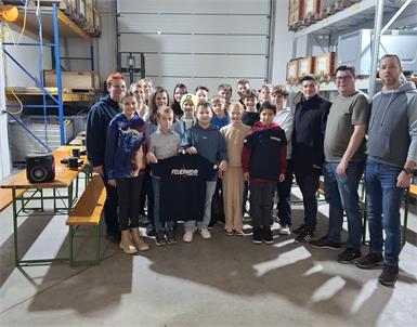 Die Firmen M.S.-Aufzugsmontagen und Elektrotechnik Strodl statteten die Feuerwehrjugend mit T-Shirts aus.