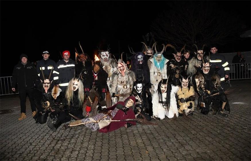 Die Flochlaund Teifln mit der Freiwilligen Feuerwehr Bubendorf beim dritten Bubendorfer Krampuslauf.
