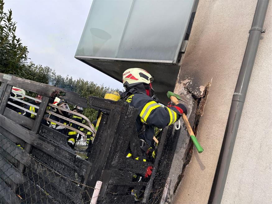 Die Freiwillige Feuerwehr Gattendorf stand mit vier Fahrzeugen und 43 Mitgliedern im Einsatz.
