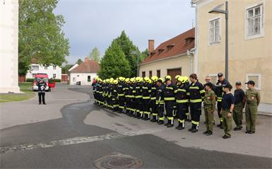 Die Freiwillige Feuerwehr Neckenmarkt nach ihrer Inspizierung und Schauübung.