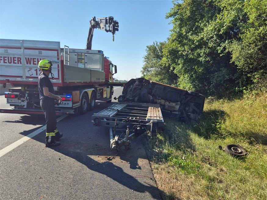 Die Freiwillige Feuerwehr bei Bergungsarbeiten auf der A4 zwischen Neusiedl am See und Weidne/Gols.