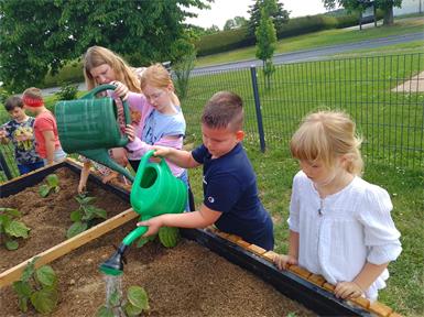 Die Freude an der Gartenarbeit ist den Kindern anzusehen.
