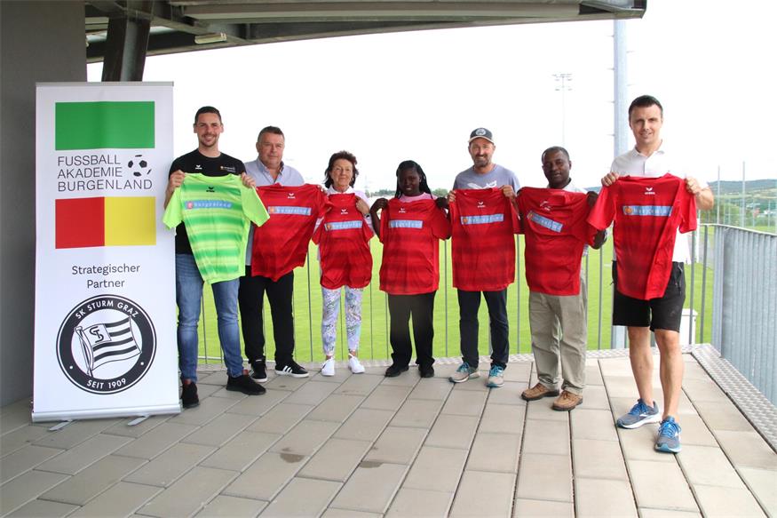 Die Fußballakademie Burgenland spendete drei Garnituren Dressen für die Kinder in Luduga. Im Bild: Fußballakademie Burgenland-Geschäftsführer Thomas Drabek, Bernd Dallos (Prokurist Sport Burgenland und Vorstandsmitglied Fußballakademie Burgenland), Sylvia Gregorich mit ihrem persönlichen Patenkind Sabina, Marko Amminger (Freunde kicken für Afrika) , Pfarrer Severin und Mario Reismüller (Freunde kicken für Afrika). 
