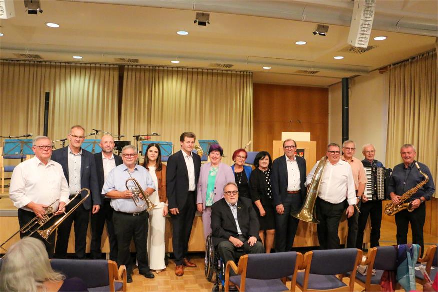 Die Gemeinde Oberpullendorf, mit  Bürgermeister Johann Heisz den Vizes Nikolaus Dominkovits und Christina Köppel sowie Stadt- und Gemeinderäten mit den Musikern der „Hie und Daou Musi“ bei der Eröffnung der Oberpullendorfer Kulturtage.