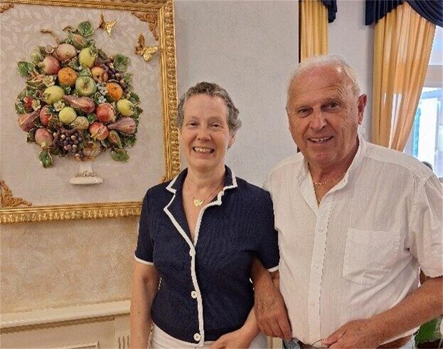 Die Generaldirektorin der Holleis-Hotelgruppe Martina Riedl beflaggte das Haus mit der österreichischen Fahne und informierte die Rabnitztaler persönlich über die ehrwürdige Geschichte und den Beginn des Tourismus in diesem Gebiet und achtete auf deren Wohlbefinden. 