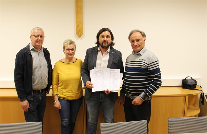 Die Geschäftsführer der Diakonie-Hauskrankenpflege Ernst Graf (li.) und Anneliese Heidinger kämpfen gemeinsam mit Bürgermeister Hans Unger (2. v. l.) und Vizebürgermeister Ernst Karner (re.) für die Erhaltung des Diakonie Stützpunktes in Oberschützen.