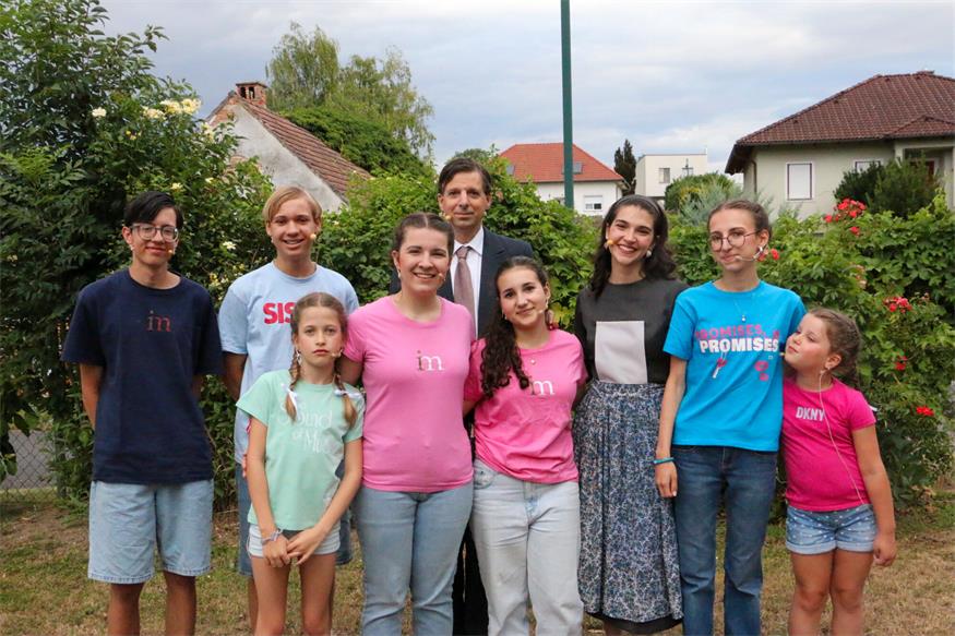 Die Geschichte der Familie von Trapp mit Friedrich (Simon Luxl), Kurt (Elias Zvonarits), Marta (Elisa Buranits), Liesl (Barbara Jahns), Vater Georg (Eduard Jahns), Brigitta (Mira Buzanich), Maria Rainer (Sarah Fleischhacker) sowie Louisa von Trapp (Lara Biricz) und Gretl (Maja Curiac).