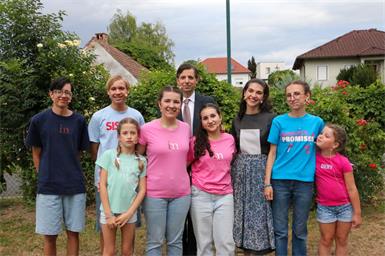 Die Geschichte der Familie von Trapp mit Friedrich (Simon Luxl), Kurt (Elias Zvonarits), Marta (Elisa Buranits), Liesl (Barbara Jahns), Vater Georg (Eduard Jahns), Brigitta (Mira Buzanich), Maria Rainer (Sarah Fleischhacker) sowie Louisa von Trapp (Lara Biricz) und Gretl (Maja Curiac).