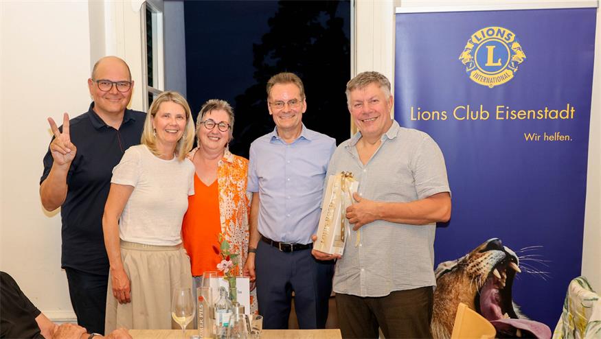 Die Gewinner der Schätzfrage wurden mit Champagner belohnt: Reinhard Gombas, Alexandra Eibl, Sylvia Piezits, Moderator Kurt Altenburger und Helmut Pinezits.