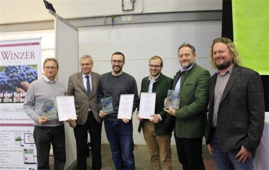 Die Gewinner der diesjährigen Nachhaltig-Austria-Auszeichnungen von links: Konrad Mariel (Weingut Mariel), Weinbauverbands-Präsident Josef Glass, Markus Preschitz (Weingut Preschitz) sowie Maximilian Schlaffer, Peter Frei und Robert Krammer (Weingut Stift Klosterneuburg).