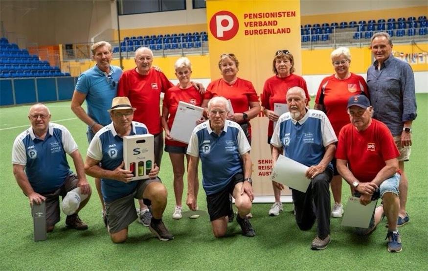 Die Gewinnerinnen und Gewinner nahmen ehrenvoll ihre von Sportreferent Walter Martna und Präsident Helmut Bieler überreichten Preise entgegen.