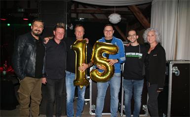Die Graveyard Avenue mit Umut Acar (Bass), Tamas Horvath (Keyboards), Hannes Stampf (Drums), Daniel Pillis (Rhythm Guitar/Acoustic Guitar/Harp/Backing Vocals), Thomas Oriovics (Lead Guitar/Mandolin/Backing Vocals) und Meggie Horvath (Vocals) feierte das 15-jährige Bandjubiläum.