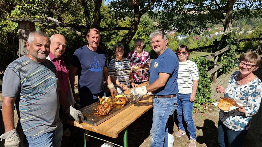 Die Grillmeister mit Obmann und Vorstandsdamen, v.l. Ernst Scheiber, Albert Maschler, Luis Mandl, Gerlinde Paur, Helga Böhm, Edi Mandl, Edith Fraller und  Roswitha Mandl.