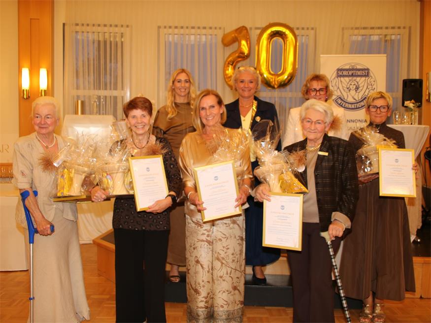 Die Gründungsmitglieder Helga Posch, Christine Bauer, Gina Pfnier, Erika Buchinger und Hilde Lautner - vertreten durch Schwiegertochter Manuela Lautner - wurden von Unionspräsidentin Sabine Mach, Soroptimistclub Pannonia-Präsidentin Beate Fraunschiel und Raphaela Reinfeld geehrt.