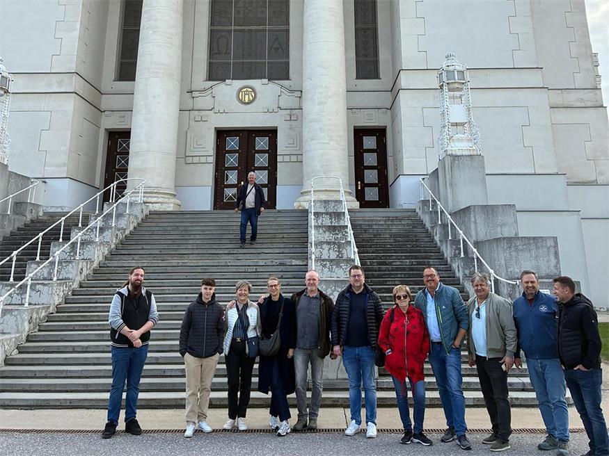 Die Gruppe des ÖGB Oberwart/Oberpullendorf vor der Kirche beim Zentralfriedhof in Wien. 