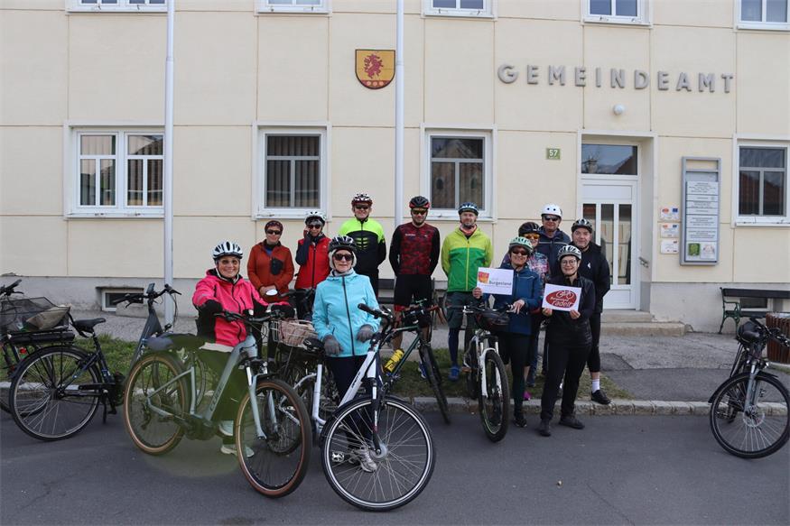 Die Gruppe war mit ihren Rädern von Kaiserdorf nach Unterpullendorf zum Mittelpunktstei und wieder retour unterwegs. 