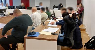 Die Haushaltshilfe und drei mutmaßliche Komplizen wurden wegen Betrugs angeklagt.
