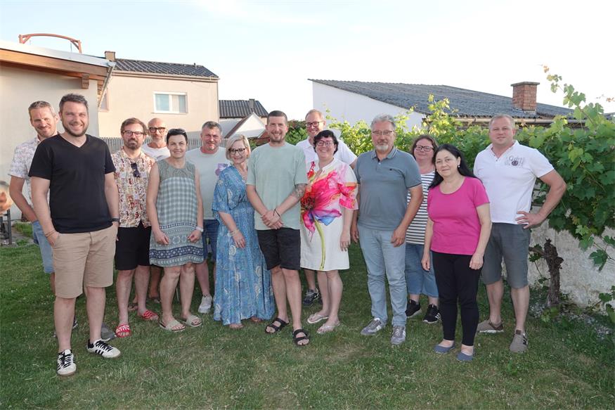 Die Horitschoner Winzerschaft formierte sich neu. Nach der Generalversammlung blickt das Team des Weinbauvereins gemeinsam in die Zukunft. Im Bild (v. l.): Michael Lehrner, Michael Kerschbaum, Franz Reinhard Weninger, Alfred Moritz, Eveline Lehrner-Puchegger, Franz Strass, Sandra Gerdenitsch, Interimsobmann Dominik Gober, die scheidende Obfrau Eva Maria Iby mit Gatte Anton Markus, Bürgermeister Gerhard Petschowitsch, Eva-Maria Gober, Elli Draxler und Johannes Forauer.