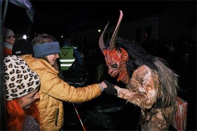 Die Hundheimer Höllenbrut trifft sich in Gols zum Perchtenlauf.