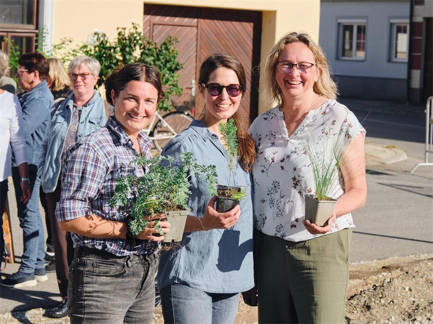 Die Initiatorinnen des Gemeindeprojekts Sylvia Hirschvogel und Karin Weinhandl mit Bürgermeisterin Silvia Pitzl.