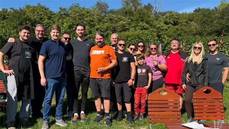 Die JVP Neudörfl rund um Obmann Mario Redl (5. v. l.) und ÖVP-Ortsgruppenvorsitzenden Dominik Strümpf (6. v. l.) bei der gemeinsamen Wanderung. 