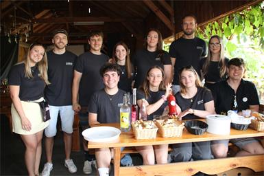 Die Jugend – Leonie Harter, Markus Schlögl. Obmann Richard Harter, Lara Schadenbauer, Sandra Petz, Florian Schlögl, Obmann-Stellvertreter Lukas Renner, Rosa Harter, Michelle Osterbauer und Patrick Haspel - lud zum Kirtag.