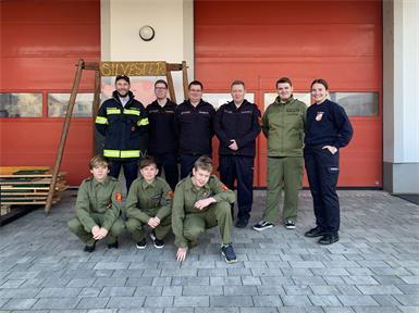 Die Jugendfeuerwehrler Evan Krug, Jakob Schendera und Fabian Holzmann sowie Kommandant Thomas Gmeiner, Sebastian Trummer, Robert Gulnerits, Bernhard Holzmann, Rene Holzmann und Jugendleiterin Tamara Trimmel wirkten mit.
