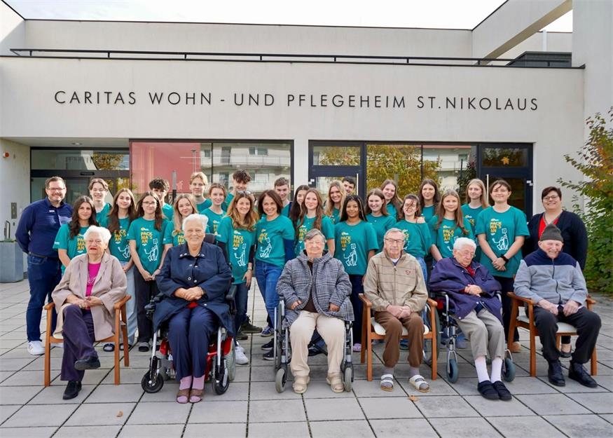 Die Jugendlichen engagierten sich im Wohn- und Pflegeheim St. Nikolaus in Neusiedl am See bei der Gartenarbeit.