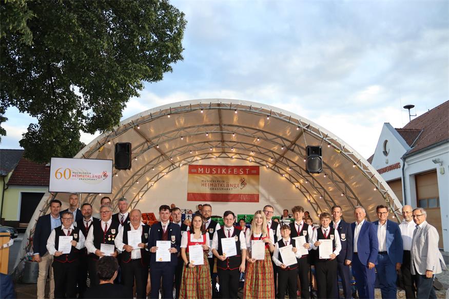 Die Jungmusiker sowie langjährige Mitglieder des Musikvereins wurden geehrt. Nationalrat Christoph Zarits, Bezirkskapellmeister Musikschuldirektor Tomas Loier, Blasmusik-Bezirksobmann Richard Wolfram, Obmann Heinz Schlögl, Kapellmeister Manfred Wiedenhofer, Bürgermeister Anton Wiedenhofer, Neutals Bürgermeister Gemeindevertreterverbandspräsident Erich Trummer, Pfarrer Grzegorz Kotynia und der Ehrenobmann des Burgenländischen Blasmusikverbandes Alois Loidl gratulierten.