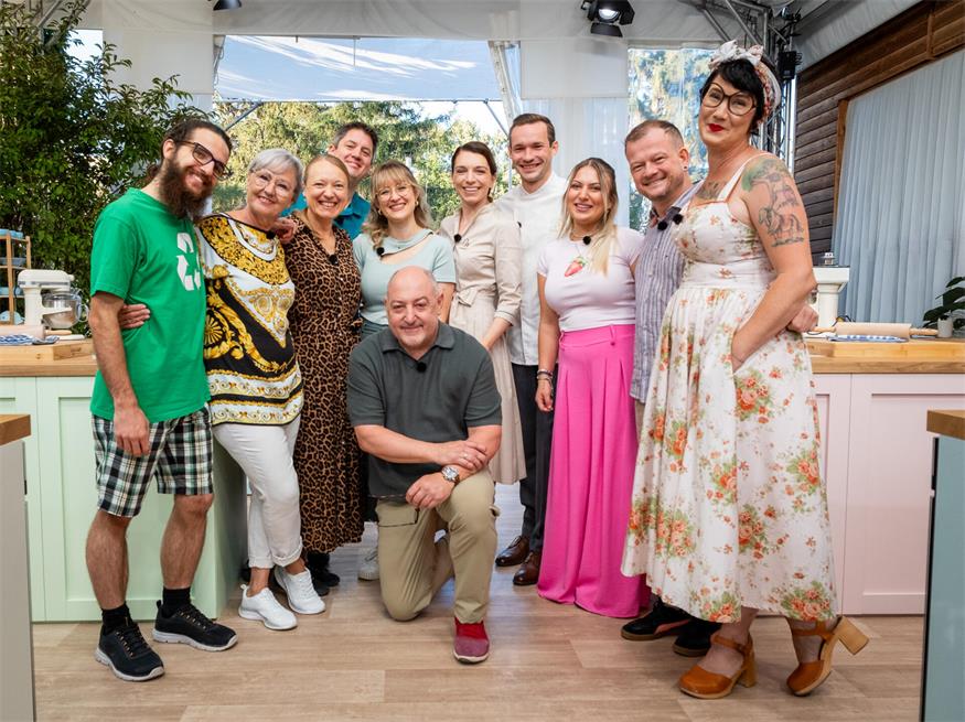 Die Kandidatinnen und Kandidaten mit Moderator Rudi Roubinek und den Jurymitgliedern Eveline Wild und Philipp Zauner.