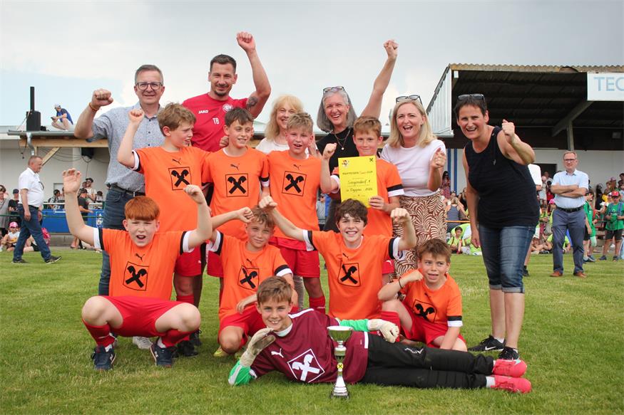 Die Kicker der Volksschule Siegendorf feiern ihren Triumph beim Bezirksfinale in Oggau.