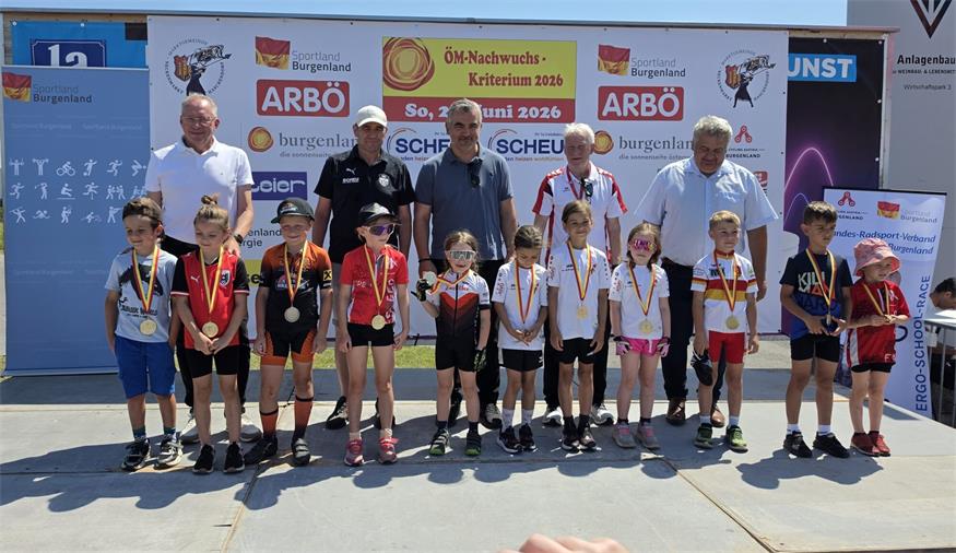 Die Kids bei der Siegerehrung  mit den Ehrengästen (v.l.n.r.): Hans-Peter Filz (Sonnentherme Lutzmannsburg), Vize-Bgm. Franz Ecker, Sportlandesrat Heinrich Dorner, Günter Kratzer (Präsident LRV-Burgenland), Johannes Igler (Bgm. Neckenmarkt).