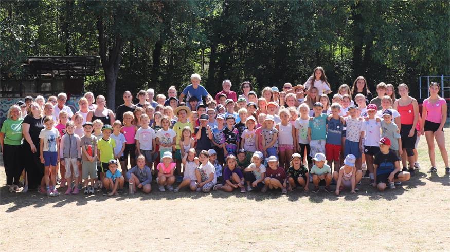 Die Kinder, Künstlerinnen, Betreuerinnen und Helfer bei der diesjährigen Mal- und Kreativwoche im Alten Bad in Baumgarten. 