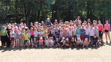 Die Kinder, Künstlerinnen, Betreuerinnen und Helfer bei der diesjährigen Mal- und Kreativwoche im Alten Bad in Baumgarten. 