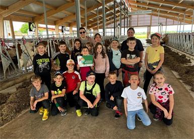 Die Kinder besuchten den Bauernhof und die Milchkühe von Carina Mittl (rechts hinten). Dort lernten sie alles über die Produktion von Milch. 